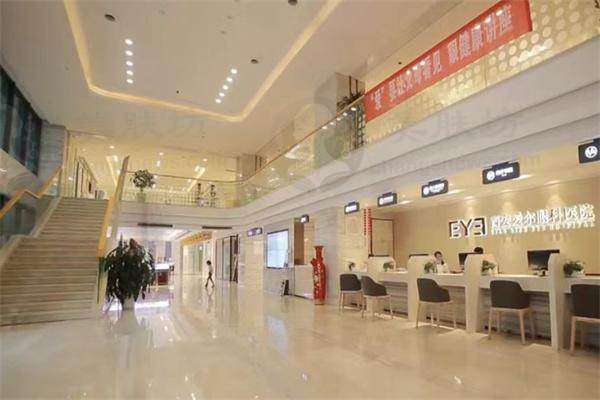 西安爱尔眼科医院李青云医生还做手术吗？专业解答来了