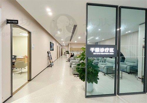 南宁爱尔眼科医院潘良医生简介：青光眼诊疗专长及就诊建议
